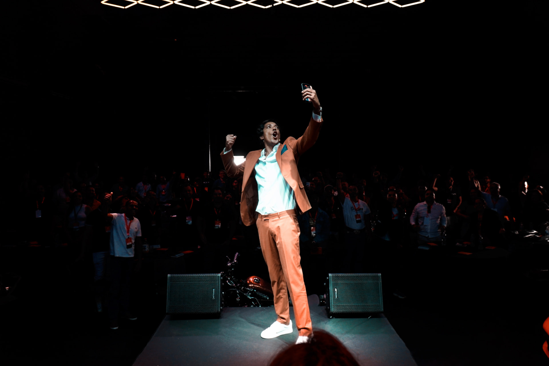 Participante com o braço erguido no palco do ADL Festival