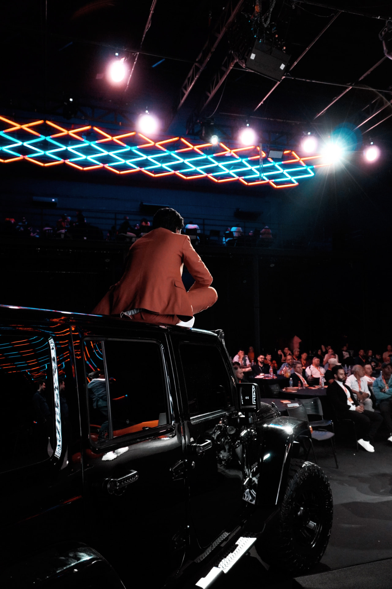 O expert sobre um veículo no palco do ADL Festival, sob as luzes do evento